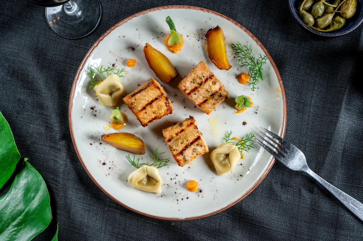 דג סלומון נורבגי טרי צלוי על קרם תפוחי אדמה מעושן וירקות גריל. צילום אסף קרלה